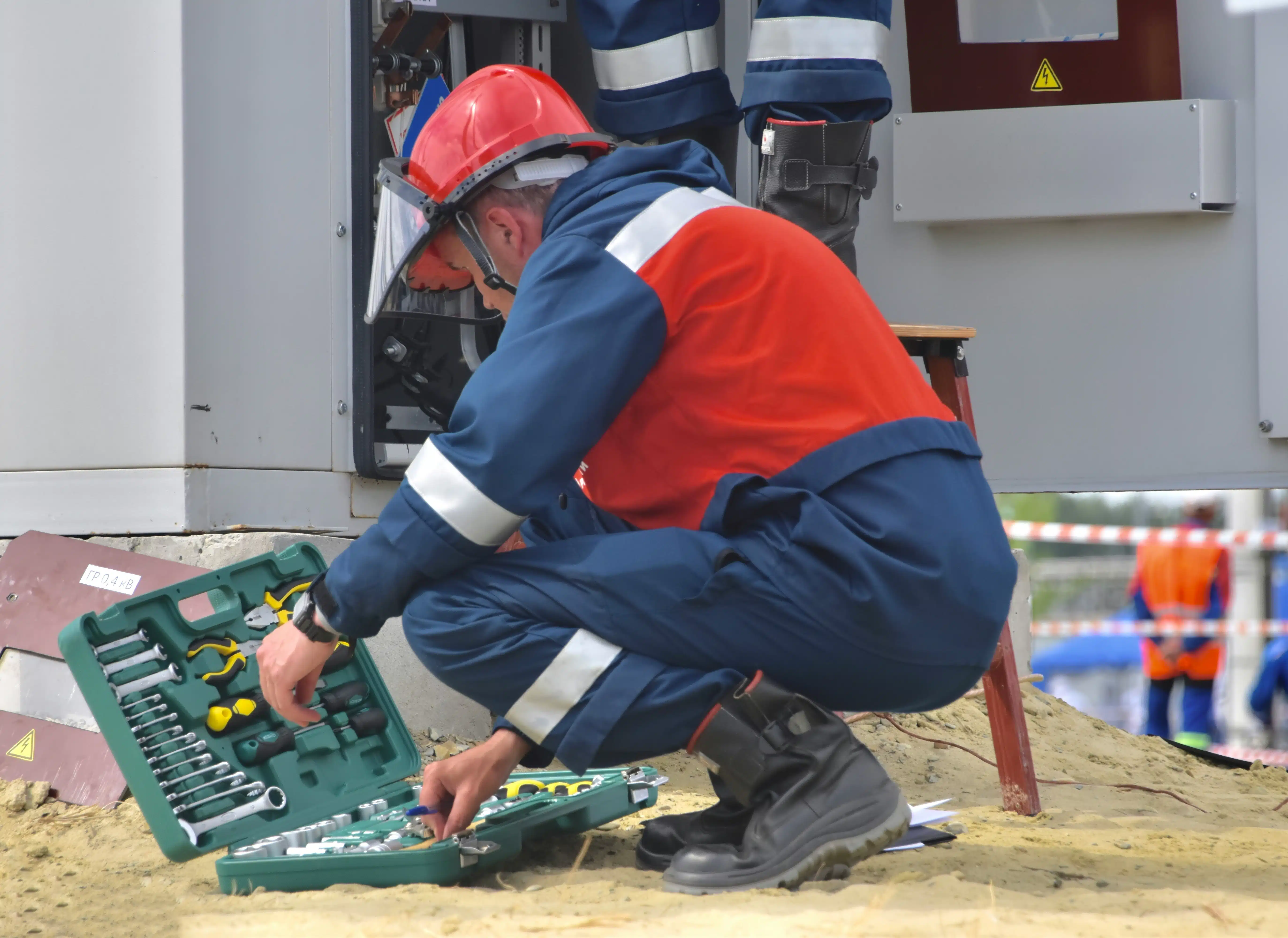 Técnicos revisando una instalación de fibra óptica