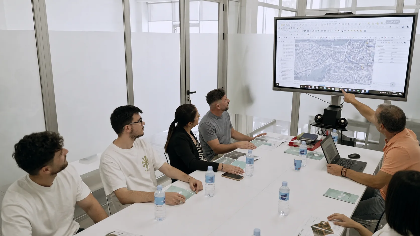 Equipo técnico de Fenix Support en reunión